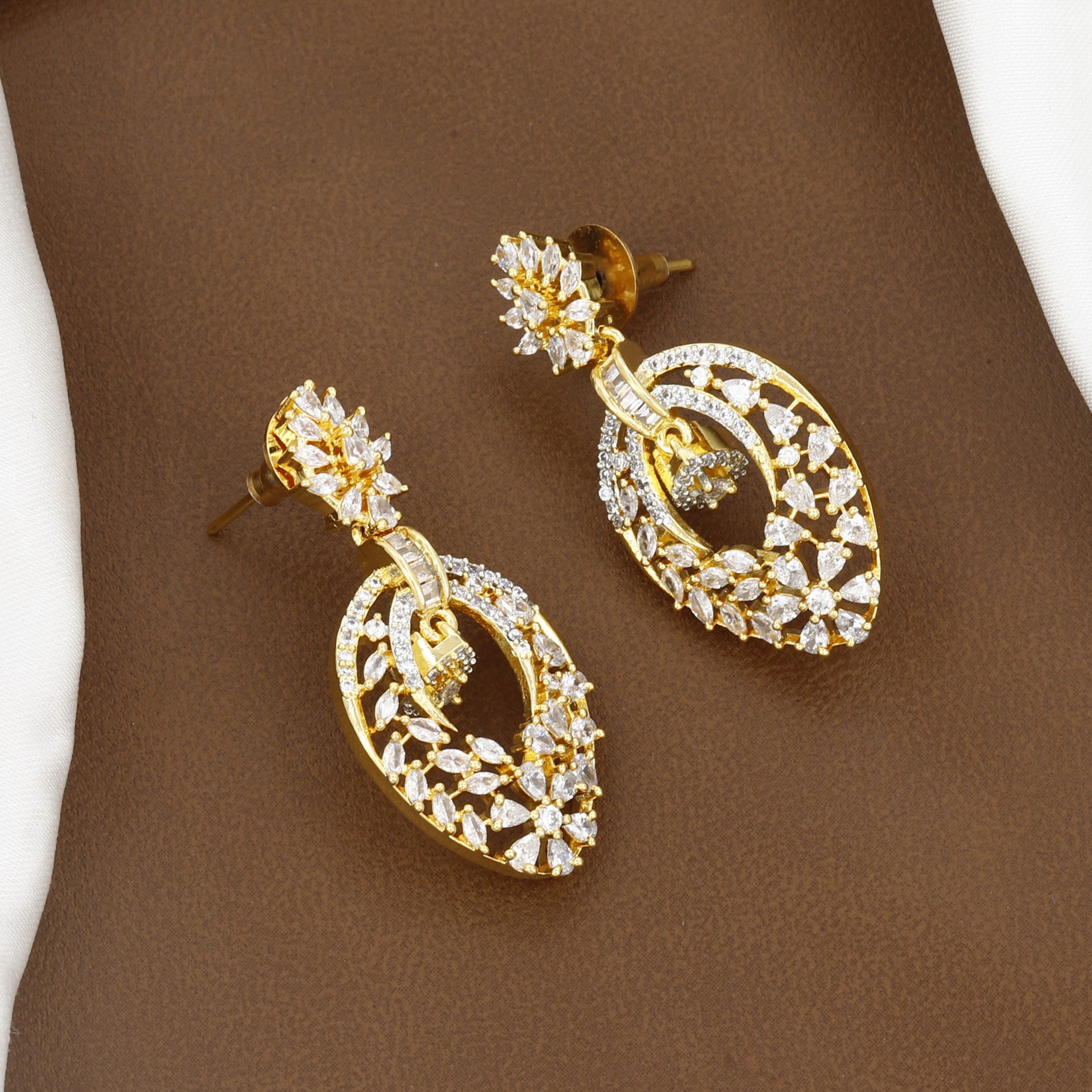 Stunning Teardrop Cutout Gold Pendant Set & Earrings With Chain