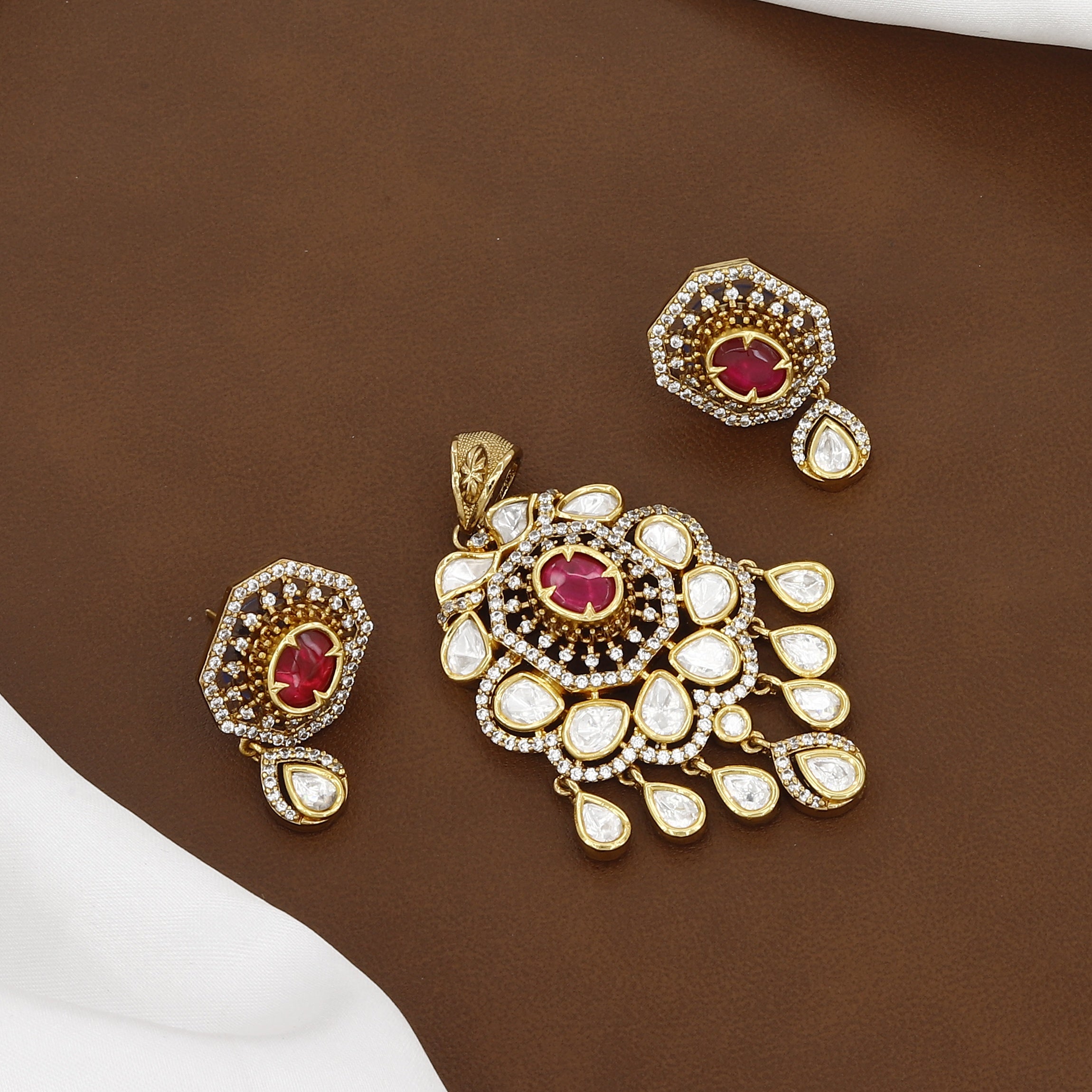Victorian Polished Kundan Pendent Butti Set With Colors