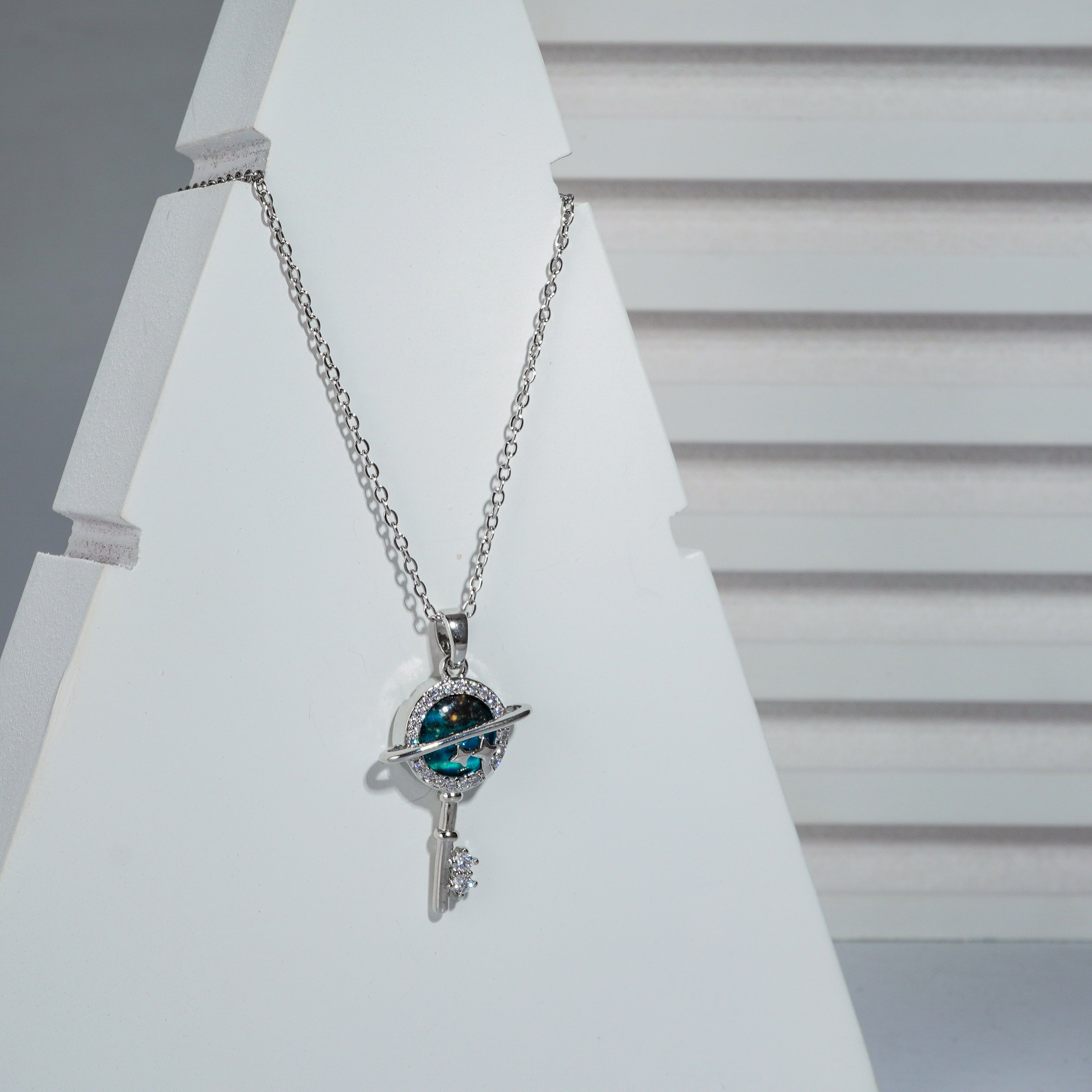Silverpolished Key Design Western Pendent Chain